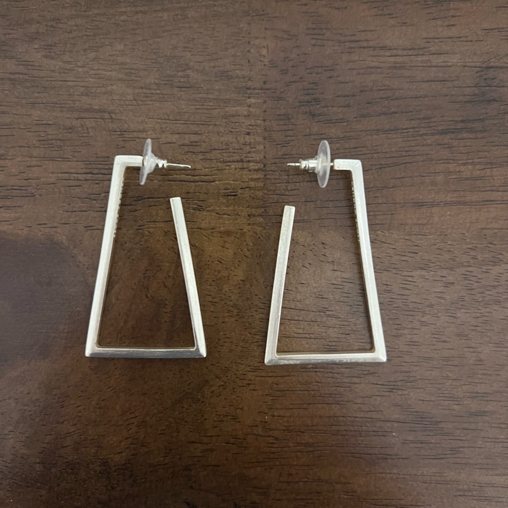 Kendra Scott unique gold finish earrings!